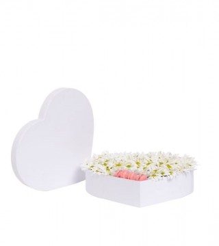 Beyaz Kalp Kutuda Beyaz Papatyalar Ve Makaronlar-Kalp Kutuda Çiçek
