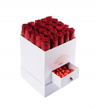 Beyaz Kare Kutuda Kırmızı Gül ve Badem Şekeri-Çekmeceli Kare Kutuda Çiçek