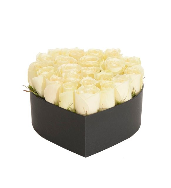 Siyah Kalp Kutuda Beyaz Güller