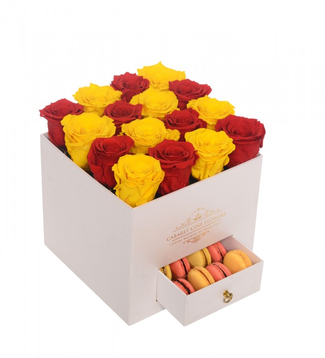 Beyaz Çekmeceli Kutuda Sarı-Kırmızı Solmaz Güller ve Makaron