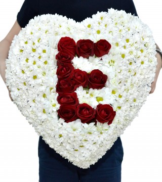Büyük Siyah Kalp Kutuda Beyaz Papatyalar içinde Kırmızı Güllü Harf-Kalp Kutuda Çiçek