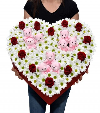 Kırmızı Kalp Kutuda Beyaz Papatyalar Kırmızı Güller ve Sevimli Ayıcıklar-Kalp Kutuda Çiçek