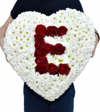 Büyük Kırmızı Kalp Kutuda Beyaz Papatyalar içinde Kırmızı Güllü Harf-Kalp Kutuda Çiçek