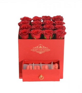 Kare Kırmızı Kutuda Kırmızı Güller Ve Makaron-Çekmeceli Kare Kutuda Çiçek