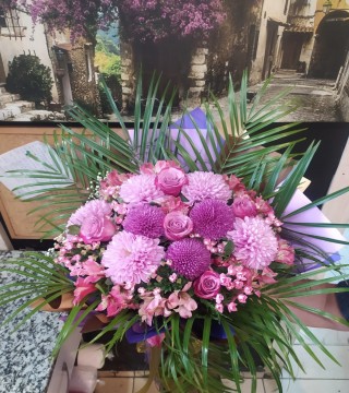 Anastasia Renkli İthal Güller Bovardia ve Astomerialar ile Hazırlanmış Buti-Çiçek Buketleri