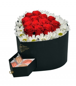 Kalp Kutuda Kırmızı Güller Papatyalar Ve Makaronlar-Kalp Kutuda Çiçek