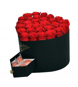 Kalp Kutuda Kırmızı Güller Ve Makaronlar-Kalp Kutuda Çiçek