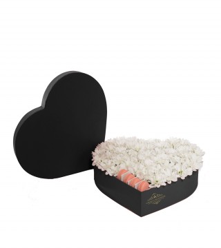 Siyah Kalp Kutuda Beyaz Papatyalar Ve Makaronlar-Kalp Kutuda Çiçek
