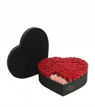 Siyah Kalp Kutuda Kırmızı Güller Ve Makaron-Kalp Kutuda Çiçek