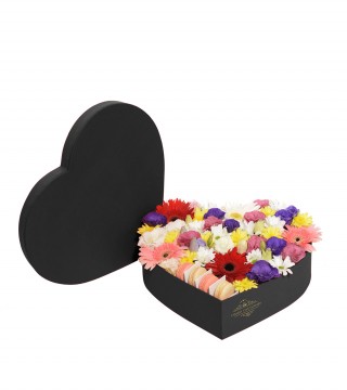 Siyah Kalp Kutuda Bahar Esintisi Ve Makaronlar-Kalp Kutuda Çiçek