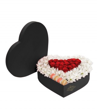 Siyah Kalp Kutuda Beyaz Papatyalar Kırmızı Güller Ve Makaron-Kalp Kutuda Çiçek