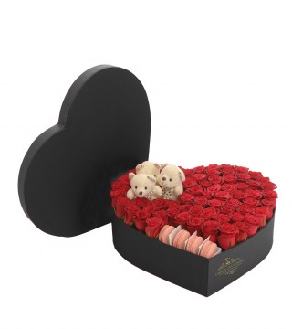 Siyah Kalp Kutuda Kırmızı Güller Peluş Ayıcıklar Ve Makaron-Kalp Kutuda Çiçek