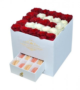 Kişiye Özel Beyaz Kare Kutuda Kırmızı Beyaz Güller Ve Makaron-Kişiye Özel Tasarım Çiçekler