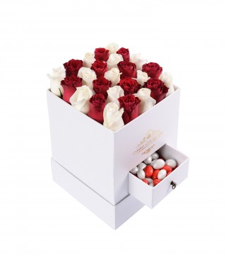 Beyaz Kare Kutuda Kırmızı-Beyaz Gül ve Badem Şekeri-Çekmeceli Kare Kutuda Çiçek