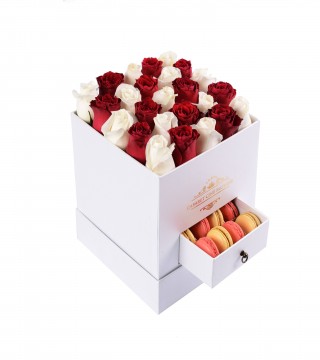 Beyaz Kare Kutuda Kırmızı-Beyaz Gül ve Makaron-Çekmeceli Kare Kutuda Çiçek