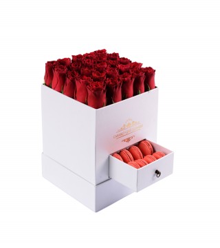 Beyaz Kare Kutuda Kırmızı Gül ve Makaron-Çekmeceli Kare Kutuda Çiçek