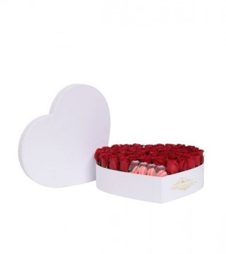 Beyaz Kalp Kutuda Kırmızı Güller Ve Makaronlar-Kalp Kutuda Çiçek