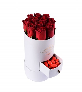 Beyaz Silindir Kutuda Badem Şekeri ve Kırmızı Gül-Küçük Silindir Kutuda Çiçek