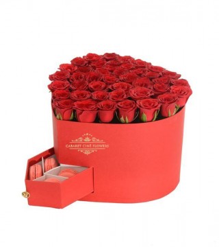 Kırmızı Kalp Kutuda Kırmızı Güller Ve Makaronlar-Kalp Kutuda Çiçek