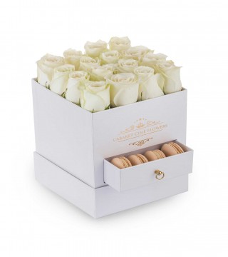 Kare Beyaz Kutuda Beyaz Güller ve Makaron-Çekmeceli Kare Kutuda Çiçek