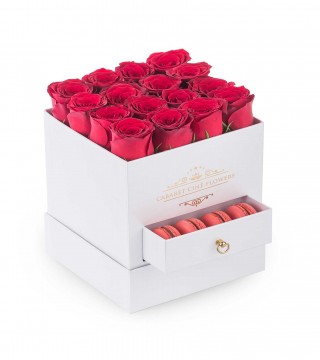 Kare Beyaz Kutuda Kırmızı Güller ve Makaron-Çekmeceli Kare Kutuda Çiçek