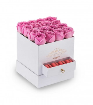 Kare Beyaz Kutuda Pembe Güller ve Makaron-Çekmeceli Kare Kutuda Çiçek