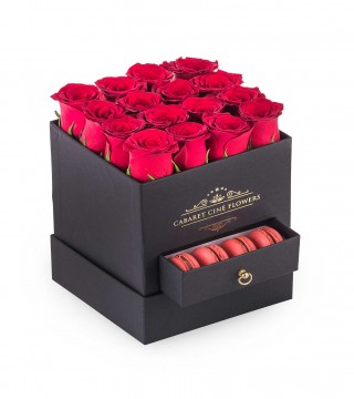 Kare Siyah Kutuda Kırmızı Güller ve Makaron-Çekmeceli Kare Kutuda Çiçek