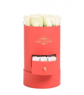 Kırmızı Silindir Kutuda Beyaz Güller Ve Makaronlar-Küçük Silindir Kutuda Çiçek