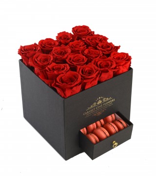 Siyah Çekmeceli Kutuda Kırmızı Solmayan Güller ve Makaron -Solmayan Güller