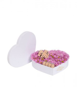 Beyaz Kalp Kutuda Pembe Papatyalar Peluş Ayıcıklar Ve Makaronlar-Kalp Kutuda Çiçek
