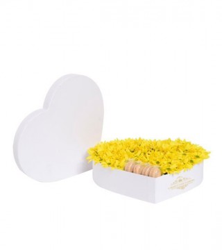 Beyaz Kalp Kutuda Sarı Papatyalar Ve Makaronlar-Kalp Kutuda Çiçek