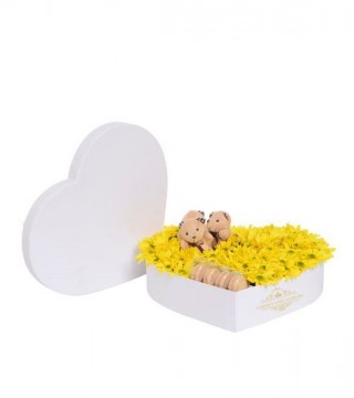 Beyaz Kalp Kutuda Sarı Papatyalar Peluş Ayıcıklar Ve Makaronlar-Kalp Kutuda Çiçek