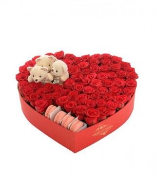 Kırmızı Kalp Kutuda Kırmızı Güller Peluş Ayıcıklar Ve Makaron-Kalp Kutuda Çiçek