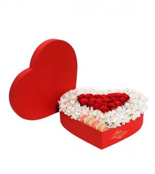 Kırmızı Kalp Kutuda Beyaz Papatyalar Kırmızı Güller Ve Makaron-Kalp Kutuda Çiçek