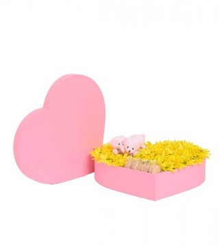 Pembe Kalp Kutuda Sarı Papatyalar Peluş Ayıcıklar Ve Makaronlar-Kalp Kutuda Çiçek