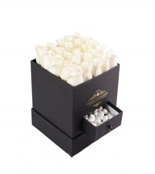 Siyah Kare Kutu Beyaz Gül ve Badem Şekeri-Çekmeceli Kare Kutuda Çiçek