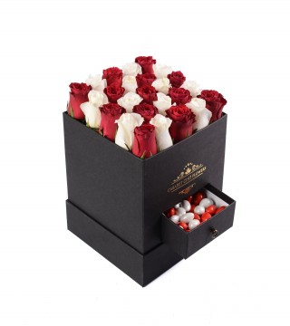Siyah Kare Kutu Kırmızı Beyaz Gül ve Badem Şekeri-Çekmeceli Kare Kutuda Çiçek