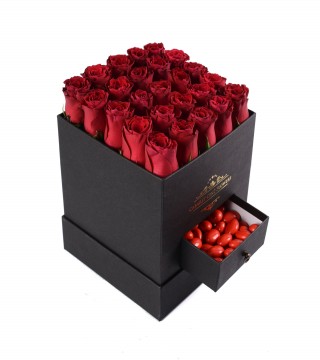 Siyah Kare Kutu Kırmızı Gül ve Badem Şekeri-Çekmeceli Kare Kutuda Çiçek