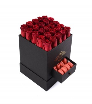 Siyah Kare Kutu  Kırmızı Gül ve Makaron-Çekmeceli Kare Kutuda Çiçek