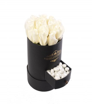 Siyah Silindir Kutuda Beyaz Gül ve Badem Şekeri-Küçük Silindir Kutuda Çiçek