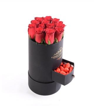 Siyah Silindir Kutuda Kırmızı Gül ve Badem Şekeri-Küçük Silindir Kutuda Çiçek